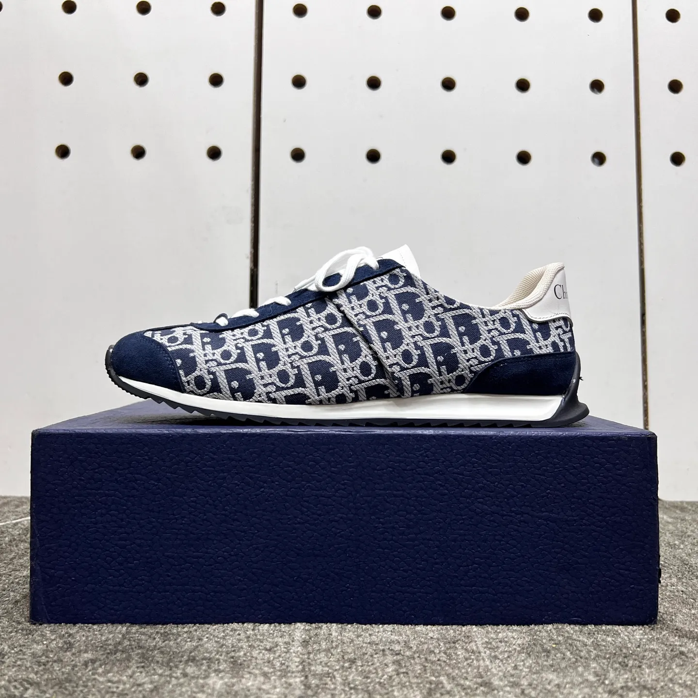 Factory price: 420💰【DIAo•Dior】Original quality.~ Unique modern style sneakers. 🏃A must-have casual shoe for trendy men😍😍 Original brand imported from Italy, imported original leather, sheep lining (refuses to discolor and grind feet) Sole: Original sole provided by the original factory, French lazy style design ⚠️Fit to the feet, original quality, super comfortable original sole. It’s like shooting the real thing 🎬The real thing is better, high-quality sneakers, size: 38-44, custom-made 45